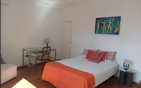Habitación con baño uso exclusivo en una casa compartida en primer piso por escalera